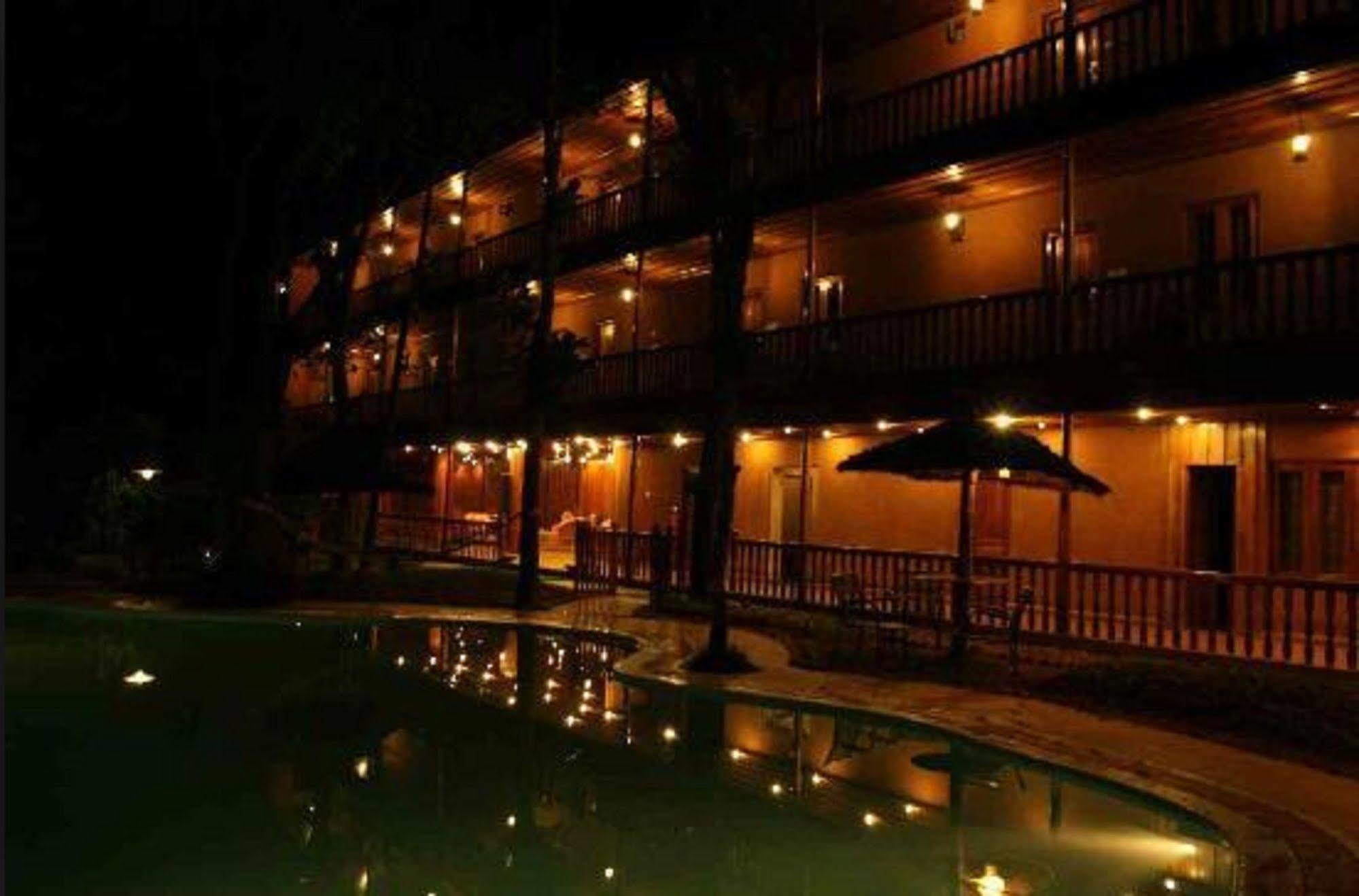 Woods N Spice - Thekkady Hotel Kumily ภายนอก รูปภาพ